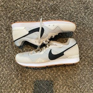 Nike Venture Runner size 11 NWT